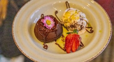 DOOMAR PRODUTORA @doomarprodutora    ViTOR BERTI FOTÓGRAFO @vitorberti  Lei nº 9.610, de 19 de fevereiro de 1998.Da Utilização da Obra FotográficaArt. 79. O autor de obra fotográfica tem direito a reproduzi-la e colocá-la à venda, observadas as restrições à exposição, reprodução e venda de retratos, e sem prejuízo dos direitos de autor sobre a obra fotografada, se de artes plásticas protegidas.§ 1º A fotografia, quando utilizada por terceiros, indicará de forma legível o nome do seu autor.§ 2º É vedada a reprodução de obra fotográfica que não esteja em absoluta consonância com o original, salvo prévia autorização do autor.Art. 108. Quem, na utilização, por qualquer modalidade, de obra intelectual, deixar de indicar ou de anunciar, como tal, o nome, pseudônimo ou sinal convencional do autor e do intérprete, além de responder por danos morais, está obrigado a divulgar-lhes a identidade da seguinte forma:I - tratando-se de empresa de radiodifusão, no mesmo horário em que tiver ocorrido a infração, por três dias consecutivos;II - tratando-se de publicação gráfica ou fonográfica, mediante inclusão de errata nos exemplares ainda não distribuídos, sem prejuízo de comunicação, com destaque, por três vezes consecutivas em jornal de grande circulação, dos domicílios do autor, do intérprete e do editor ou produtor;III - tratando-se de outra forma de utilização, por intermédio da imprensa, na forma a que se refere o inciso anterior.