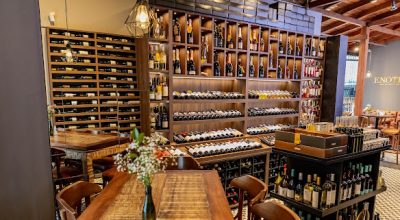 DOOMAR PRODUTORA @doomarprodutora    ViTOR BERTI FOTÓGRAFO @vitorberti  Lei nº 9.610, de 19 de fevereiro de 1998.Da Utilização da Obra FotográficaArt. 79. O autor de obra fotográfica tem direito a reproduzi-la e colocá-la à venda, observadas as restrições à exposição, reprodução e venda de retratos, e sem prejuízo dos direitos de autor sobre a obra fotografada, se de artes plásticas protegidas.§ 1º A fotografia, quando utilizada por terceiros, indicará de forma legível o nome do seu autor.§ 2º É vedada a reprodução de obra fotográfica que não esteja em absoluta consonância com o original, salvo prévia autorização do autor.Art. 108. Quem, na utilização, por qualquer modalidade, de obra intelectual, deixar de indicar ou de anunciar, como tal, o nome, pseudônimo ou sinal convencional do autor e do intérprete, além de responder por danos morais, está obrigado a divulgar-lhes a identidade da seguinte forma:I - tratando-se de empresa de radiodifusão, no mesmo horário em que tiver ocorrido a infração, por três dias consecutivos;II - tratando-se de publicação gráfica ou fonográfica, mediante inclusão de errata nos exemplares ainda não distribuídos, sem prejuízo de comunicação, com destaque, por três vezes consecutivas em jornal de grande circulação, dos domicílios do autor, do intérprete e do editor ou produtor;III - tratando-se de outra forma de utilização, por intermédio da imprensa, na forma a que se refere o inciso anterior.